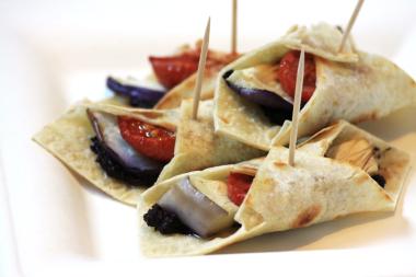 Involtini di piadina con tapenade